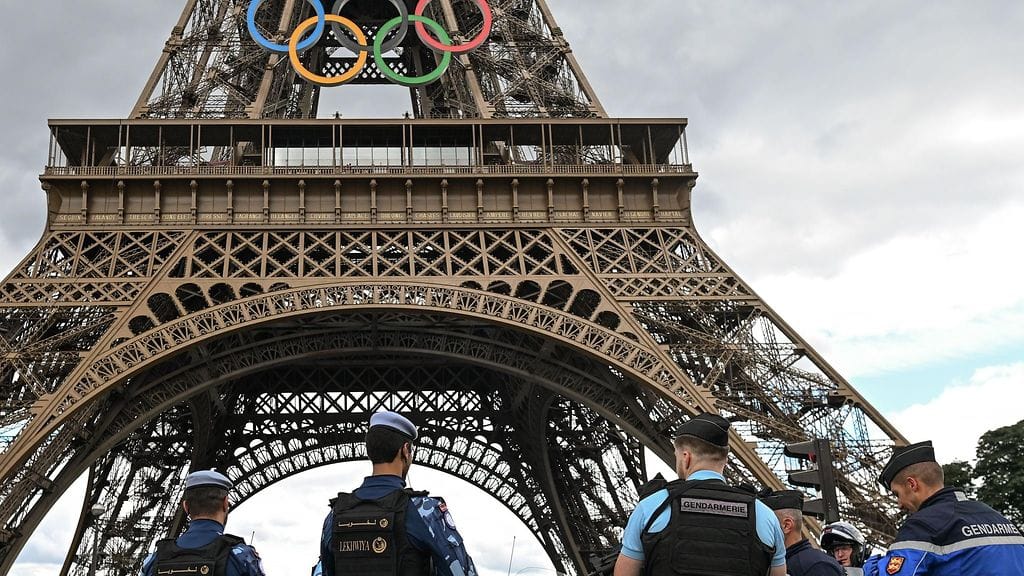 Poliisit pyrkivät pitämään olympialaiset turvallisina Pariisissa.