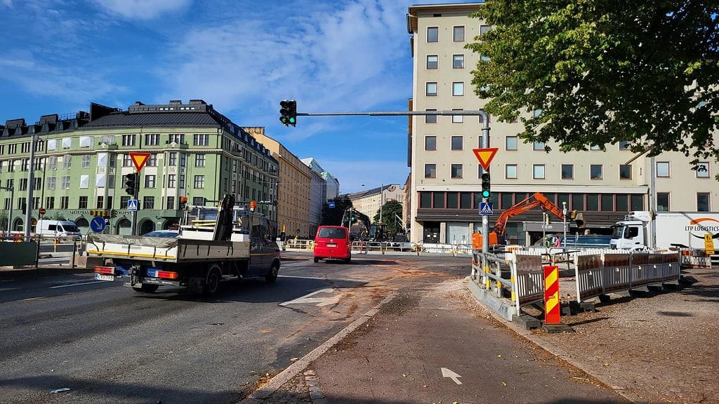 Poliisin takaa-ajotilanne päättyi lopulta piikkimattoon Mannerheimintiellä.