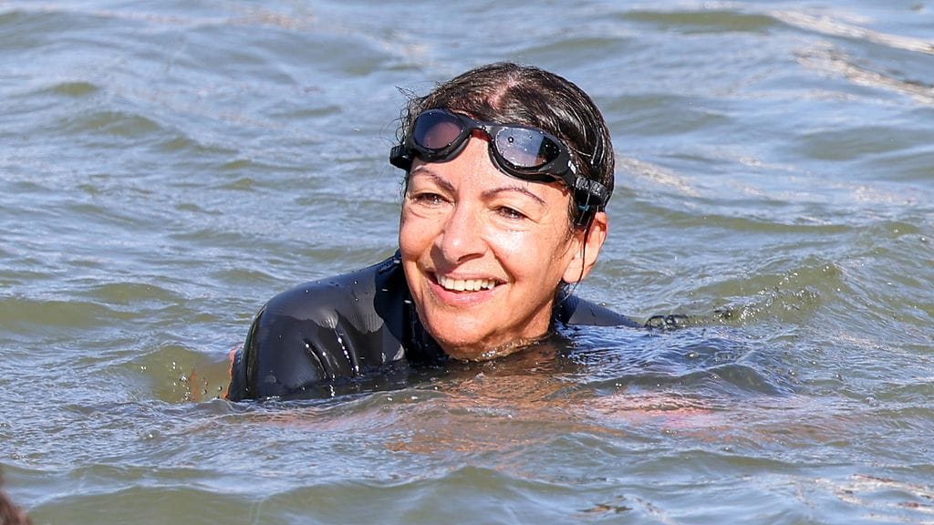 Anne Hidalgo oli yhtä hymyä uintiretkellään Seinessä viime viikolla.