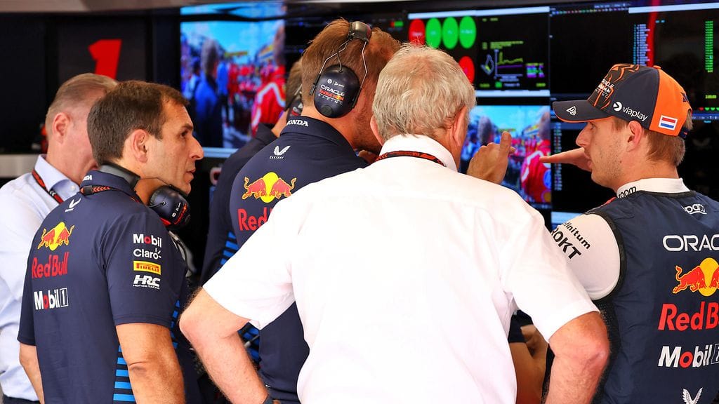 Max Verstappen (kuvassa ensimmäinen oikealla) on yönuokkuja.