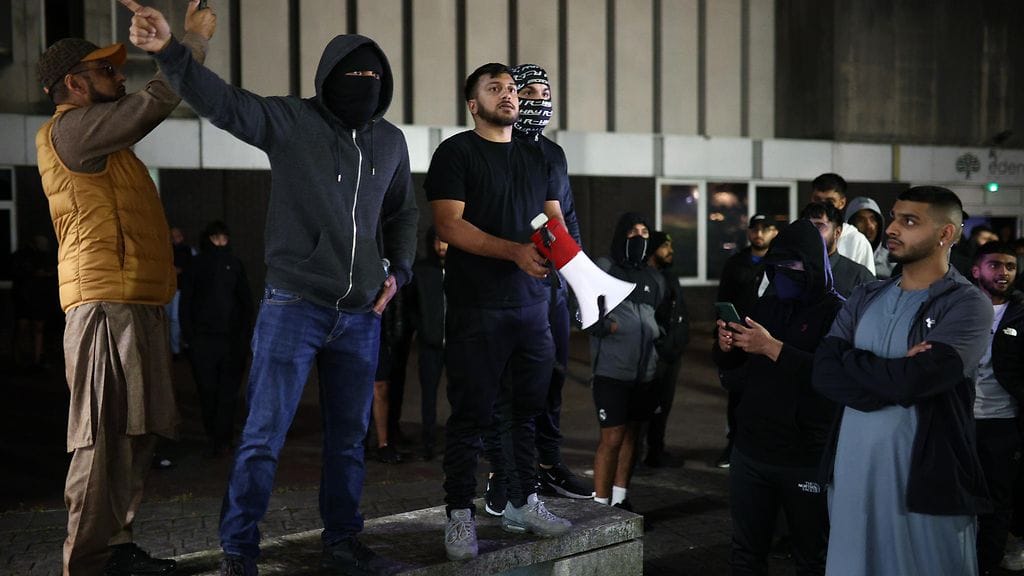 Poliisin toimintaa vastustaneet mielenosoittajat kokoontuivat poliisilaitoksen eteen Rochdalessa.