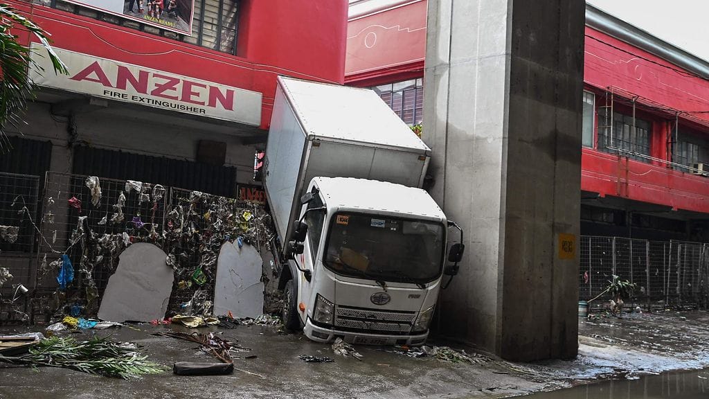 Kuorma-auto jumissa aidassa Gaemi-taifuunin jäljiltä.