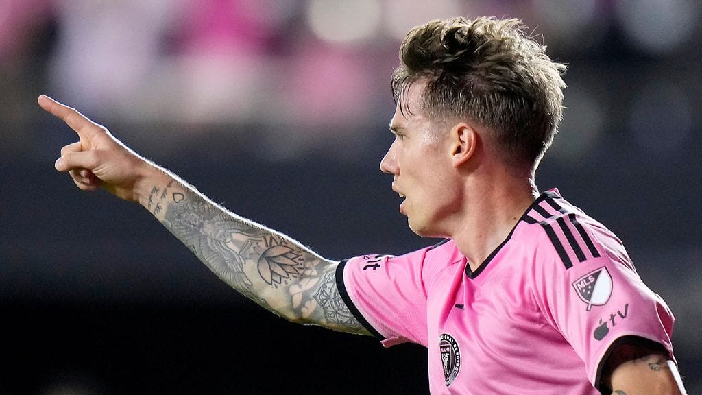 Robert Taylor vaihtaa joukkuetta.