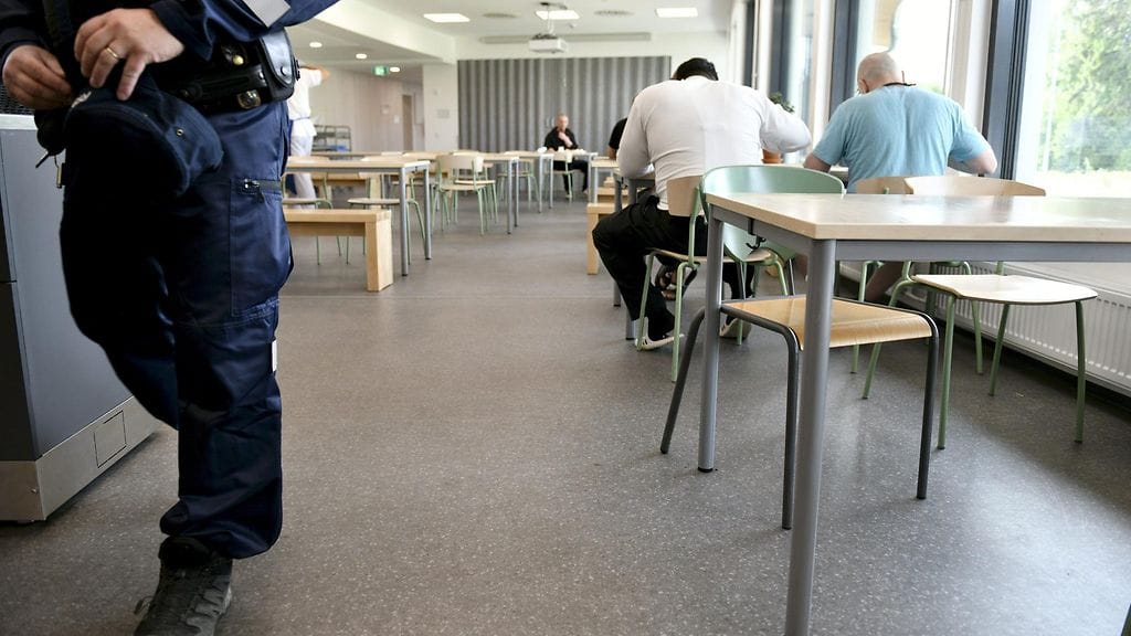 Vartija ja vankeja ruokalassa Keravan avovankilassa 14. kesäkuuta 2022.