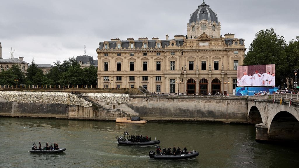 Poliisit partioivat myös Seine-joealla avajaisten alla.