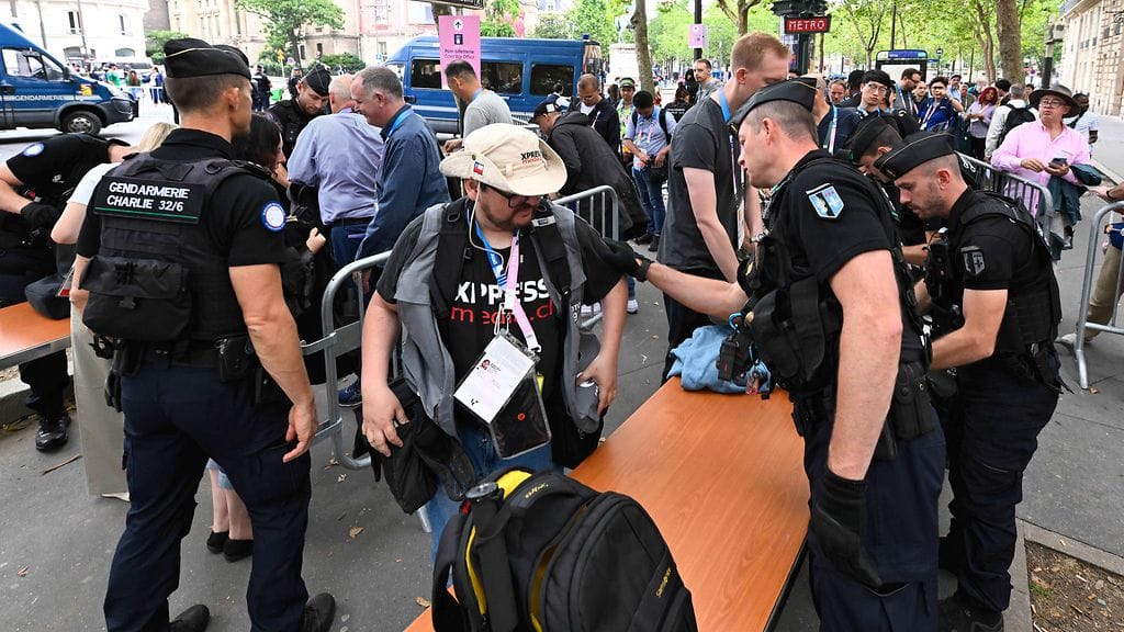 Avajaisiin haluavat käyvät läpi monta turvatarkastusta.