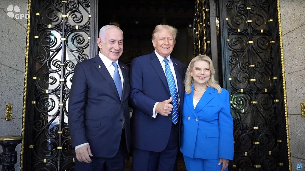 Benjamin Netanjahu ja hänen vaimonsa Sara Netanjahu tapaamassa Donald Trumpia.