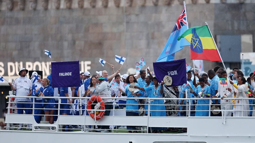 Suomi lipui Seineä pitkin yhdessä Etiopian joukkueen kanssa.