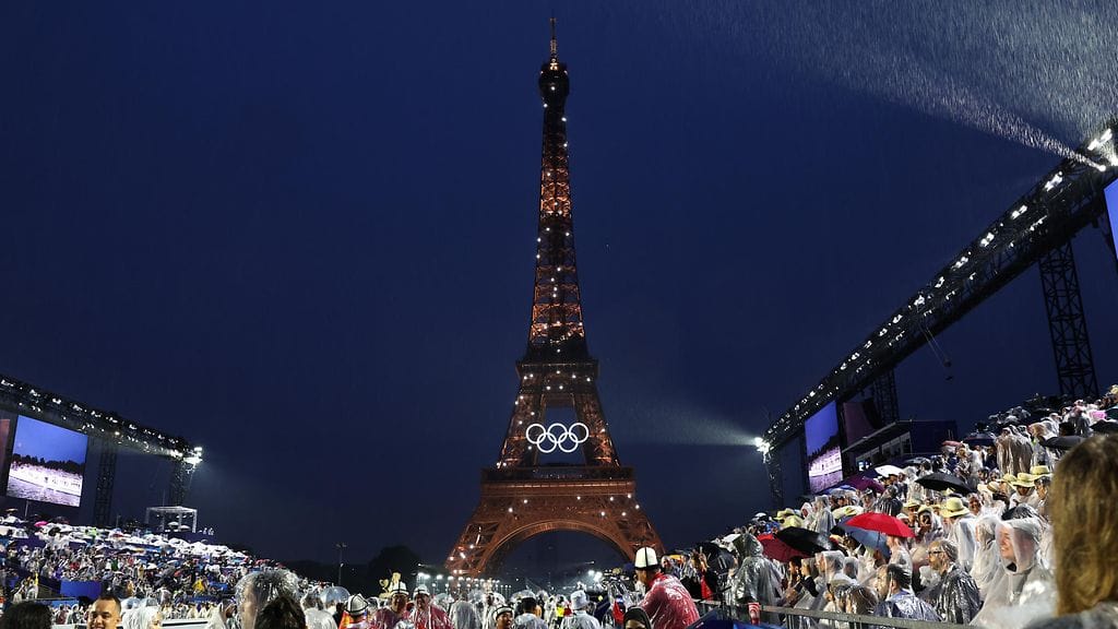 Pariisin olympialaisten avajaiset vietiin läpi sateisessa säässä.
