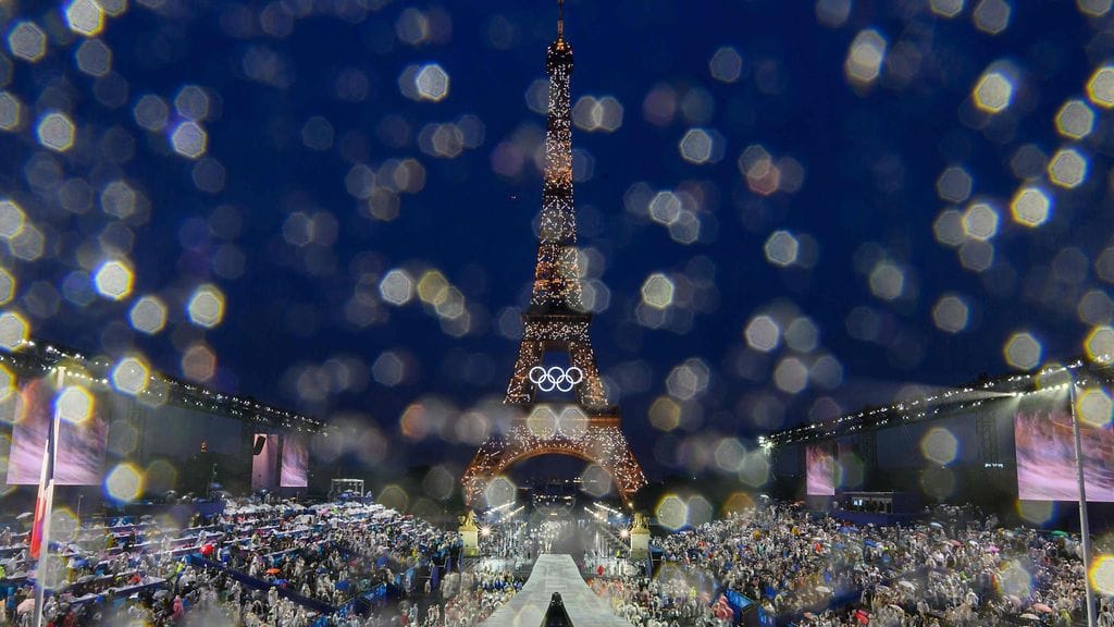 Pariisin olympialaisten avajaiset käytiin rankkasateessa.