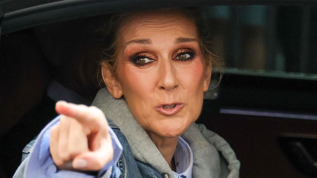 Celine Dion tervehti kannattajiaan Pariisissa ennen ikimuistoista esitystä olympialaisten avajaisissa.