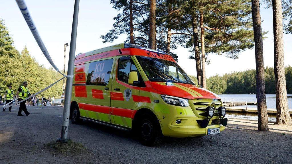 Ambulanssi ja vartijoita pelastusoperaatiossa Vantaan Kuusijärvellä 26. heinäkuuta 2024. Keski-Uudenmaan pelastuslaitos sai ilmoituksen Kuusijärvelle iltakuuden maissa.