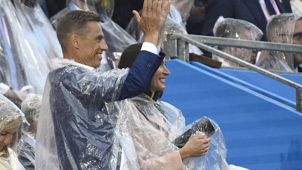 Stubb harmitteli avajaisten sadetta, mutta kertoi kaikkien näyttäneen hyvältä sadetakeissaan.