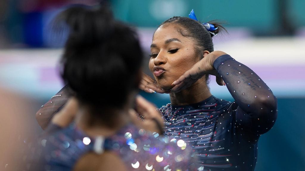 Jordan Chiles esitteli asuaan tyytyväisenä.