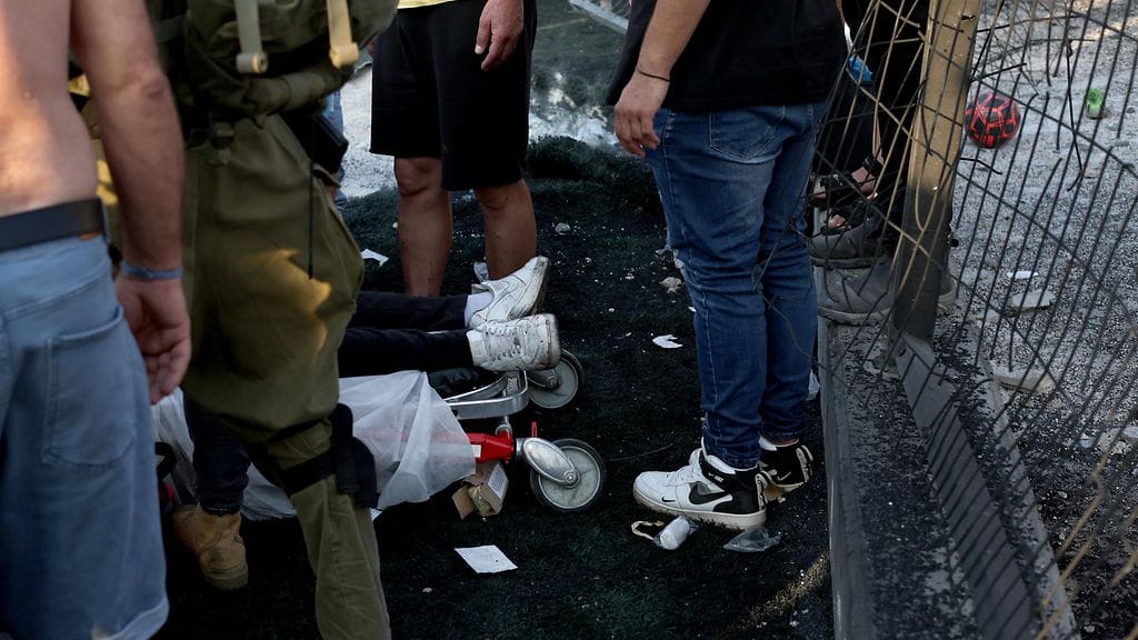 Pelastushenkilökuntaa ja paikallisia hoitamassa loukkaantuneita Golanin kukkuloilla.