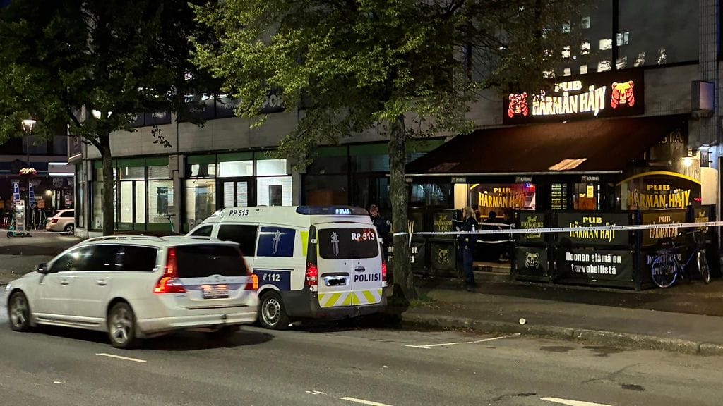 Poliisiauto Härmän Häjyn edustalla ammuskelun jälkeen.