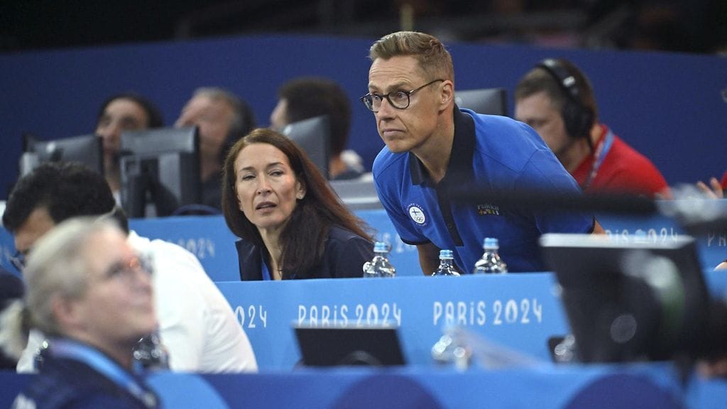 Presidentti Alexander Stubb jännitti Luukas Sahan avausottelua puolisonsa Suzanne Innes-Stubbin kanssa.