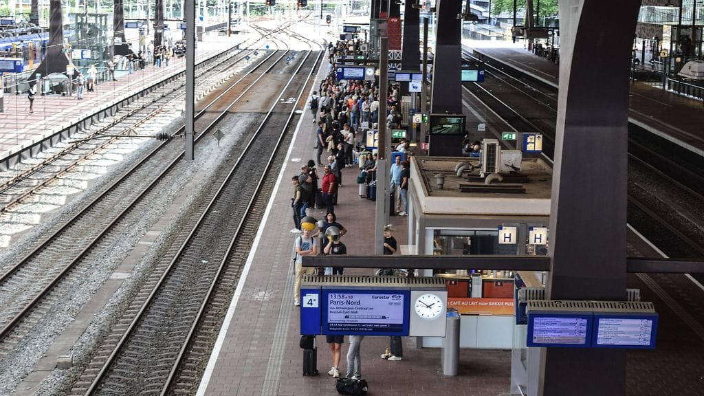 Ranskan sabotaasi aiheutti junien myöhästymisiä laajasti. Matkustajat odottavat junia Rotterdamin rautatieasemalla Alankomaissa 26. heinäkuuta 2024.