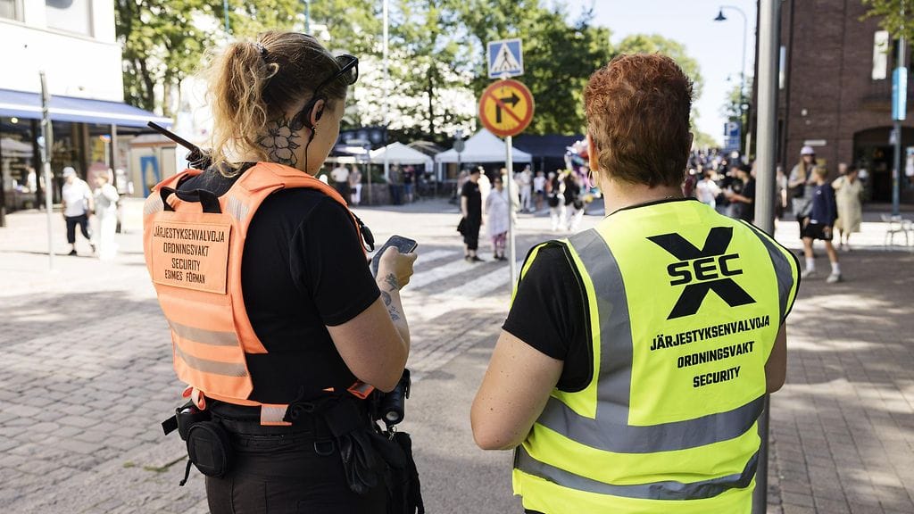 Järjestyksenvalvontaa Kotkan Meripäivillä heinäkuussa 2024.