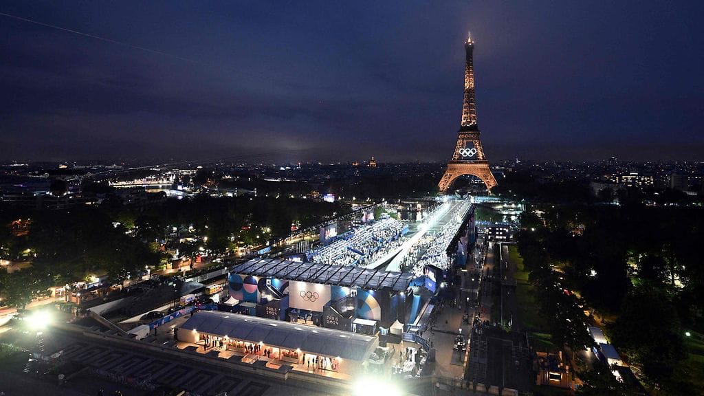 Yleiskuva Eiffel-tornista Pariisin vuoden 2024 olympialaisten avajaisseremonian aikana Pariisissa, Ranskassa 26. heinäkuuta 2024.
