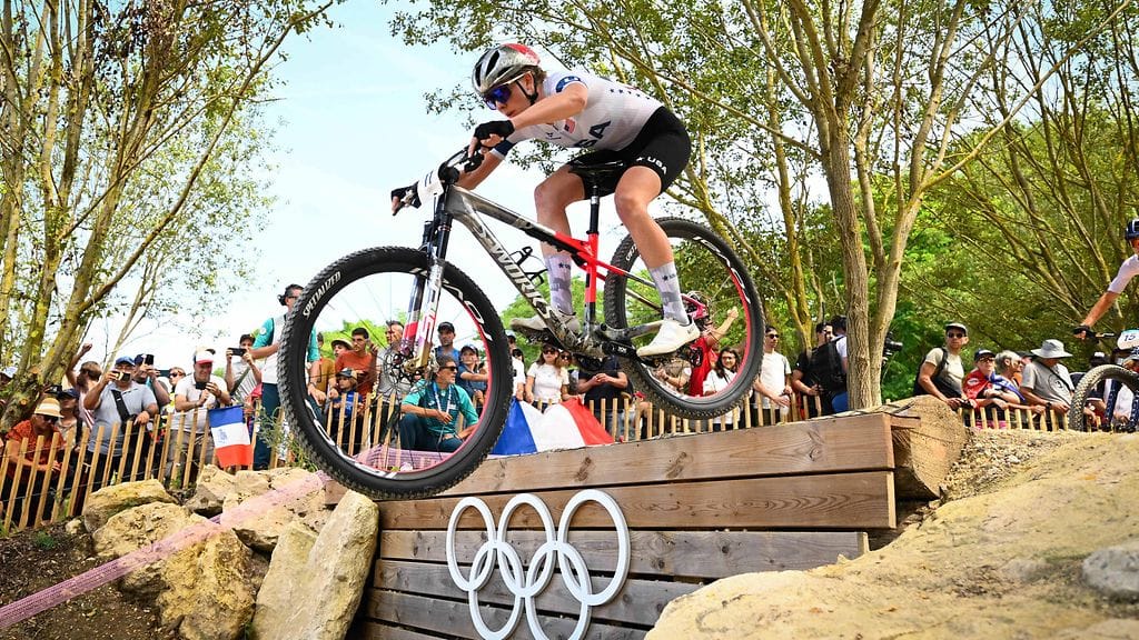 Yhdysvaltain Haley Batten rikkoi sääntöjä maastopyöräilyn olympiamatkalla sunnuntaina.