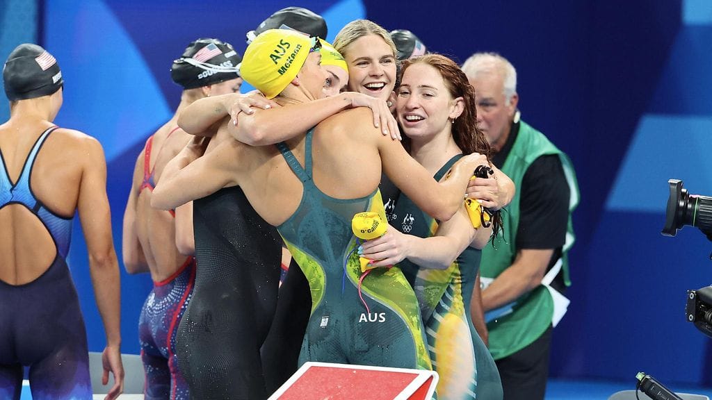 Australian joukkue juhli 4x100 metrin vapaauinnin voittoa.