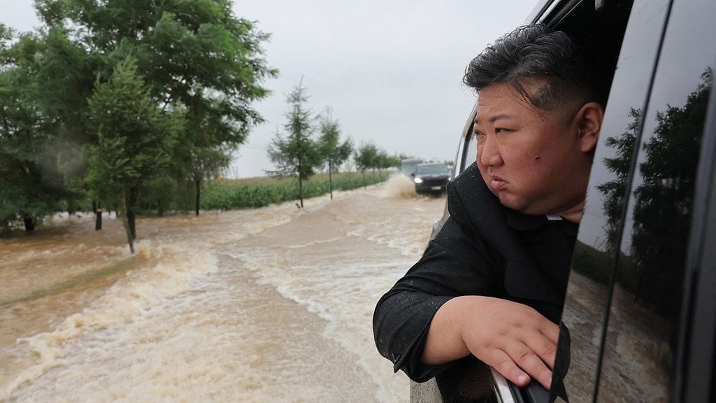 Pohjois-Korean johtaja Kim Jong-un tarkastelee tulvan runtelemaa aluetta Pohjois-Pyonganin maakunnassa Pohjois-Koreassa.