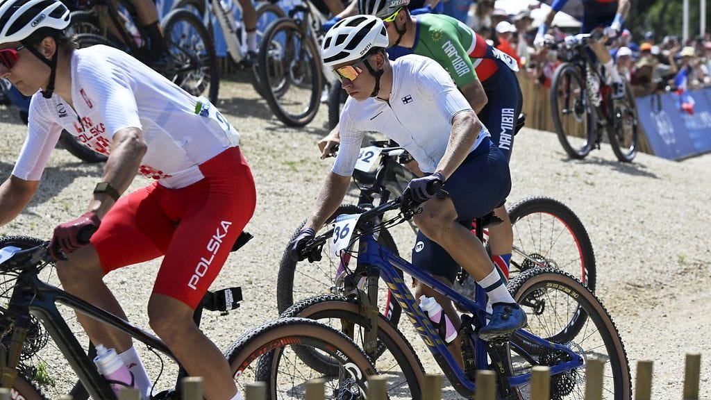 Joni Savasteelle tuli kaatumisen myötä pieni murtuma.