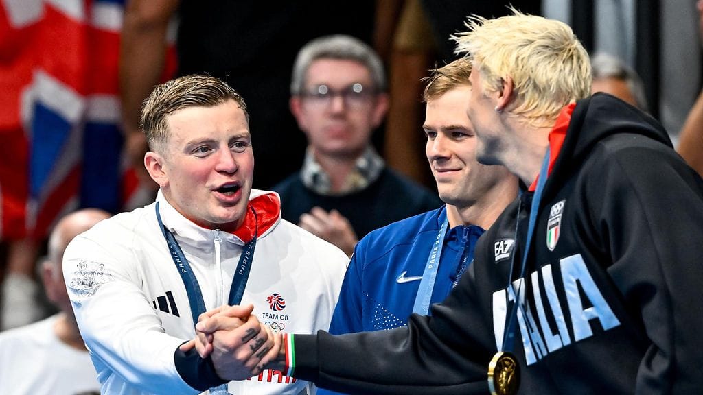 Adam Peaty (vas.) onnitteli sunnuntaina olympiakullan voittanutta Italian Nicolo Martinenghia 100 metrin rintauintifinaalin jälkeen.