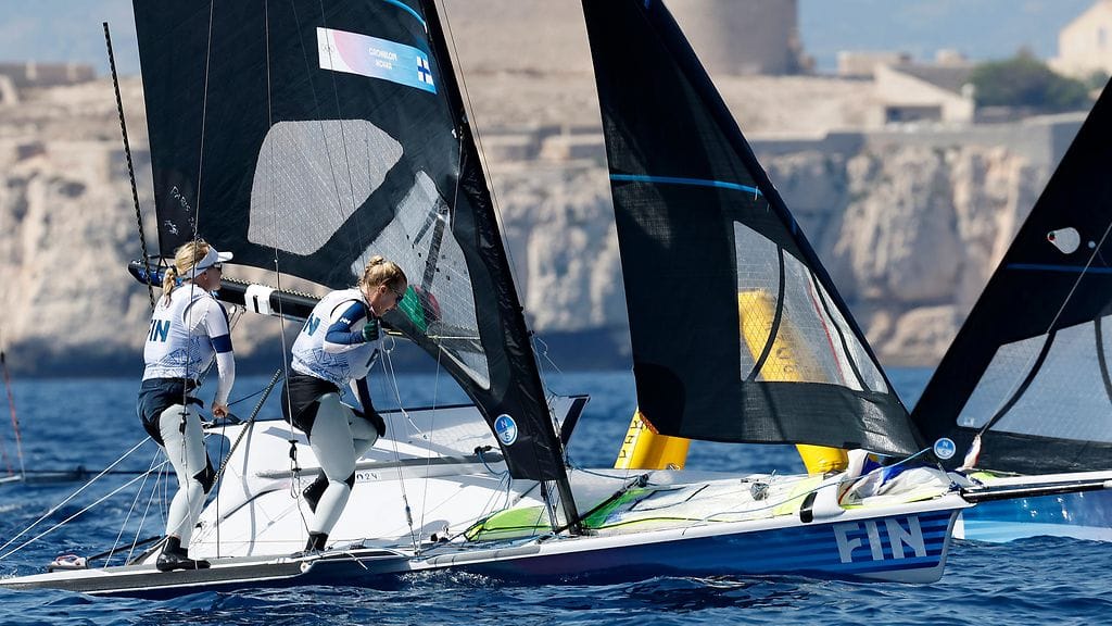 Ronja Grönblom ja Veera Hokka ovat nousseett 49erFX-luokassa jo neljänneksi.