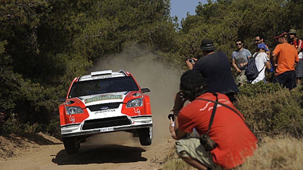 Federico Villagra hyppyyttää autoaan Kreikassa. Kuva: Massimo Bettiol/GETTY.