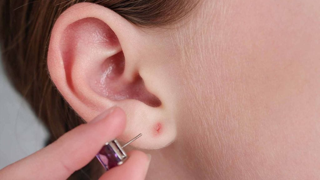 Ilman korua korvalehden lävistykseen kasvaa yleisemmin ohut ihokalvo joko etu- tai takapuolelle, joka estää korvakorun laittamista paikoilleen tai tekee siitä hankalaa.