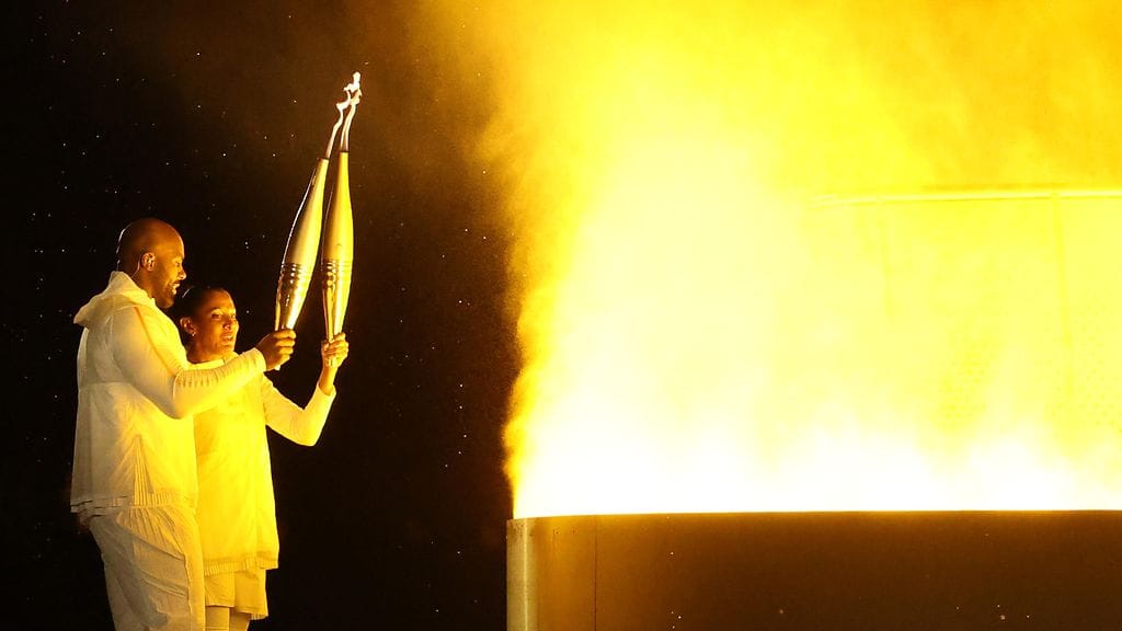 Teddy Riner ja Marie-José Pérec saivat kunnian sytyttää olympiatulen Pariisissa.
