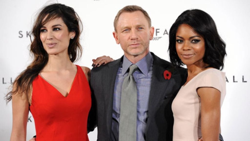 Uusimmat Bond-tytöt Berenice Marlohe ja Naomie Harris Daniel Craigin kainalossa.