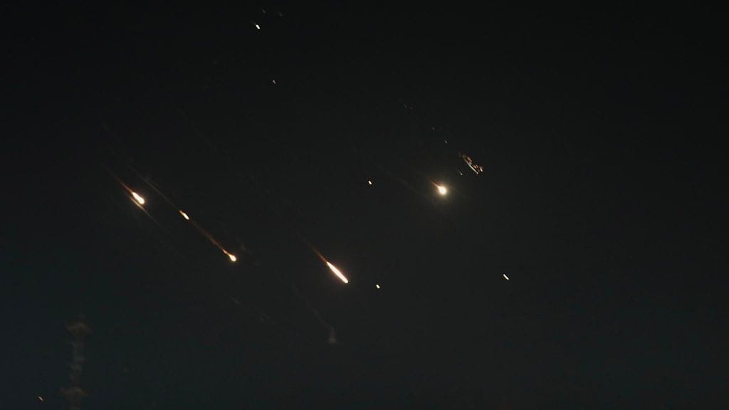 Jerusalemin taivas 14. huhtikuuta, jolloin Israelin ilmapuolustus torjui Iranin ohjuksia ja droneja.