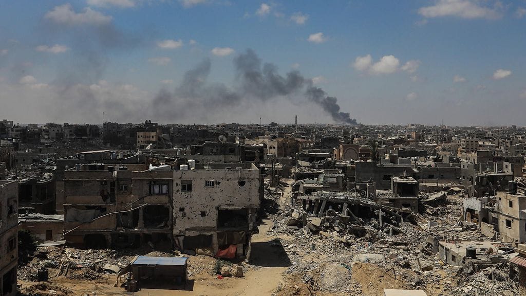 Israel iski  Gazan Khan Yunisin kaupungin itäosiin varhain lauantaina