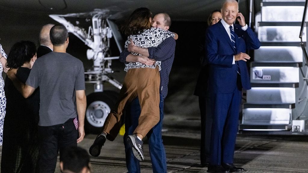 Evan Gershkovich halaa äitiään Ella Milmania lentokentällä vapautuksen jälkeen.