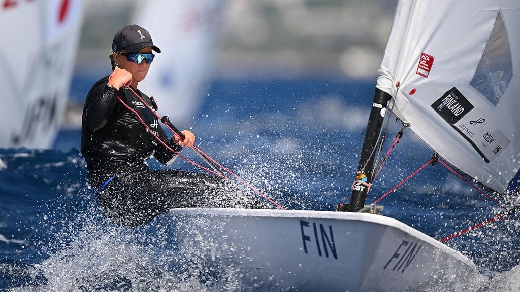 Monika Mikkola on hienosti kolmantena olympiaregatassa kolmen lähdön jälkeen.