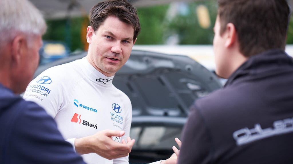 Teemu Suninen ajaa tällä kaudella ralleja kahden eri merkin autoilla.