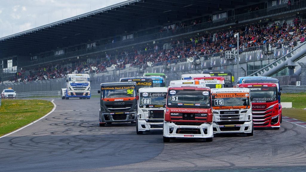 Nürburgringilla ajetaan kaikenlaisia ajokisoja. Kuvassa DTR-sarjan kilpailu.