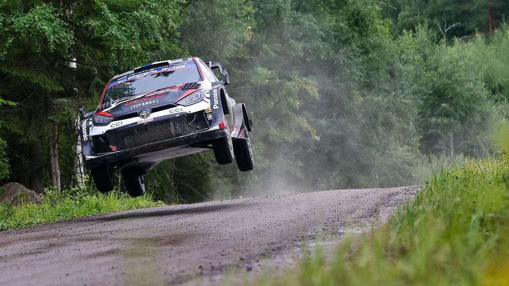 Elfyn Evansille katastrofi! Auto hajoaa