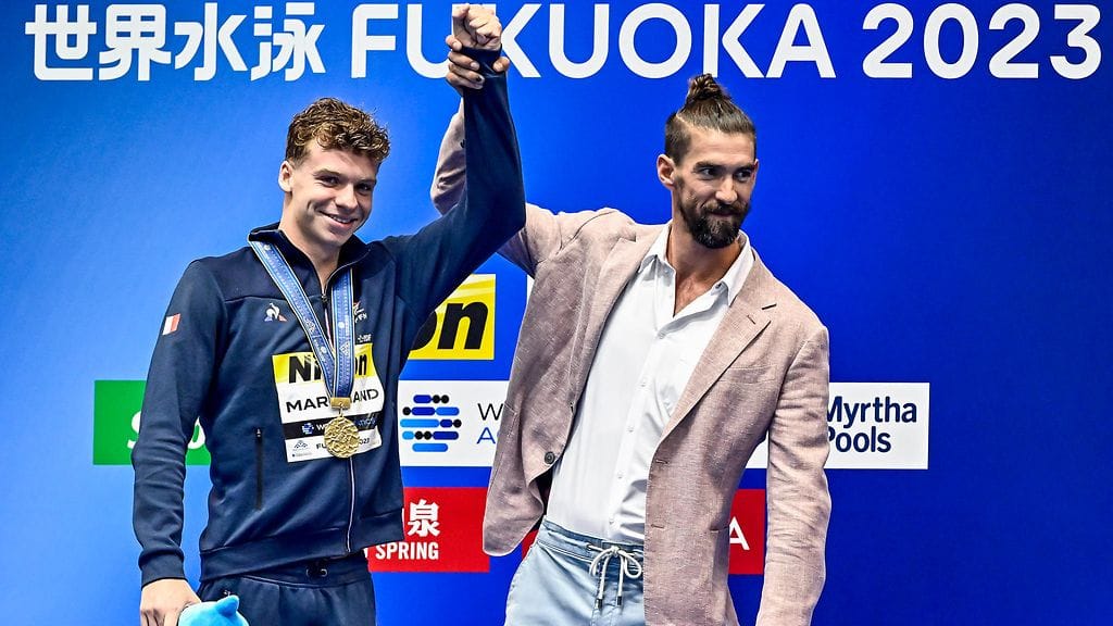 Michael Phelps (oik.) on hehkuttanut Léon Marchandin menestyskulkua. Kuva 2023 MM-kisoista, joissa ranskalainen voitti kolme kultaa.