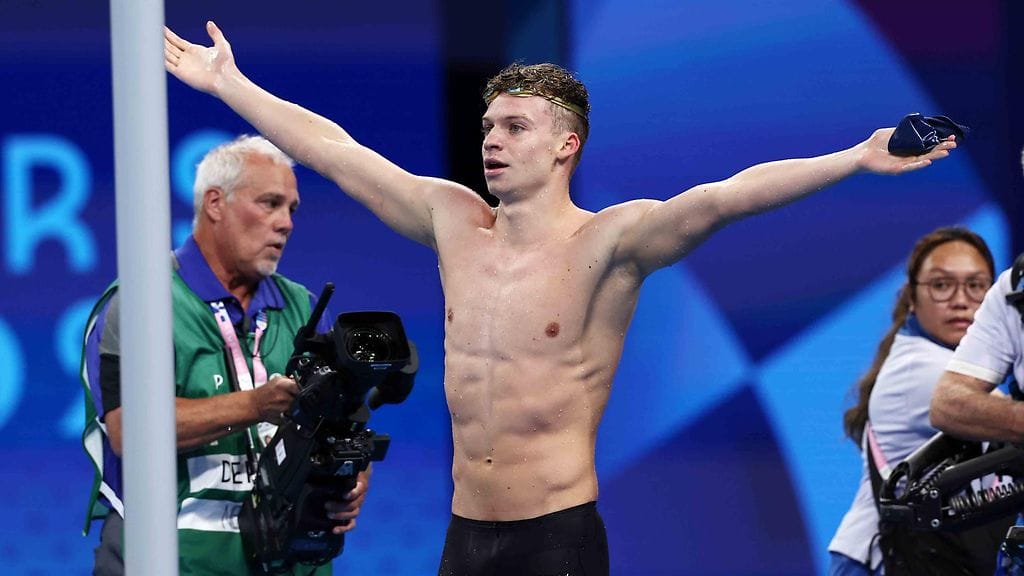 Léon Marchand nautti yleisöltä saamastaan kovaäänisestä huomiosta Pariisin olympialaisissa.