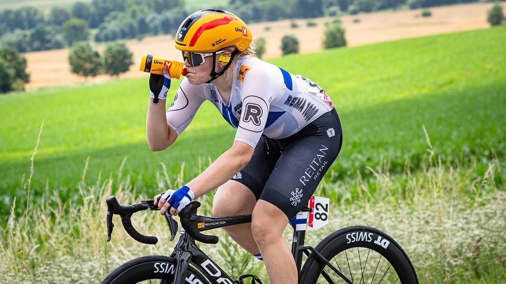 Anniina Ahtosalo varautui helteiseen maantieajoon Pariisissa.