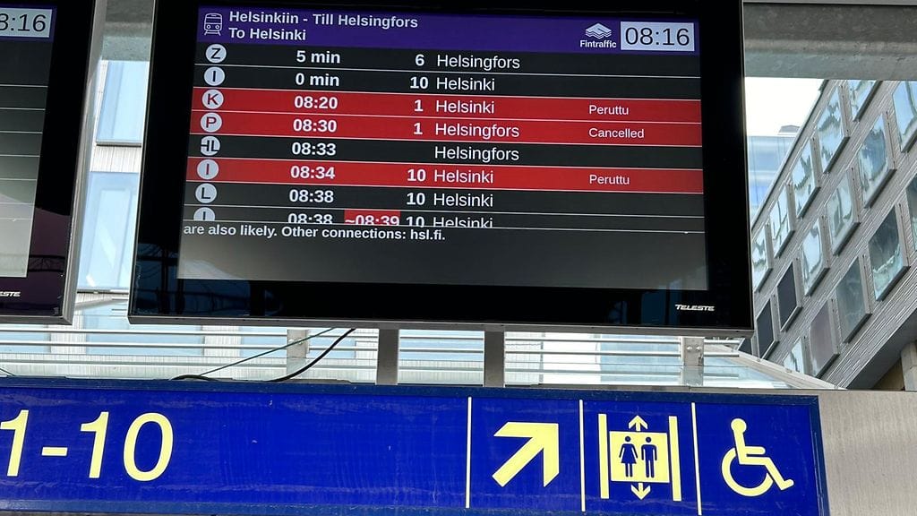 Pasilan asemalla Helsingissä oli sunnuntaiaamuna monen junan kohdalla merkintä peruutuksesta tai myöhästymisestä.