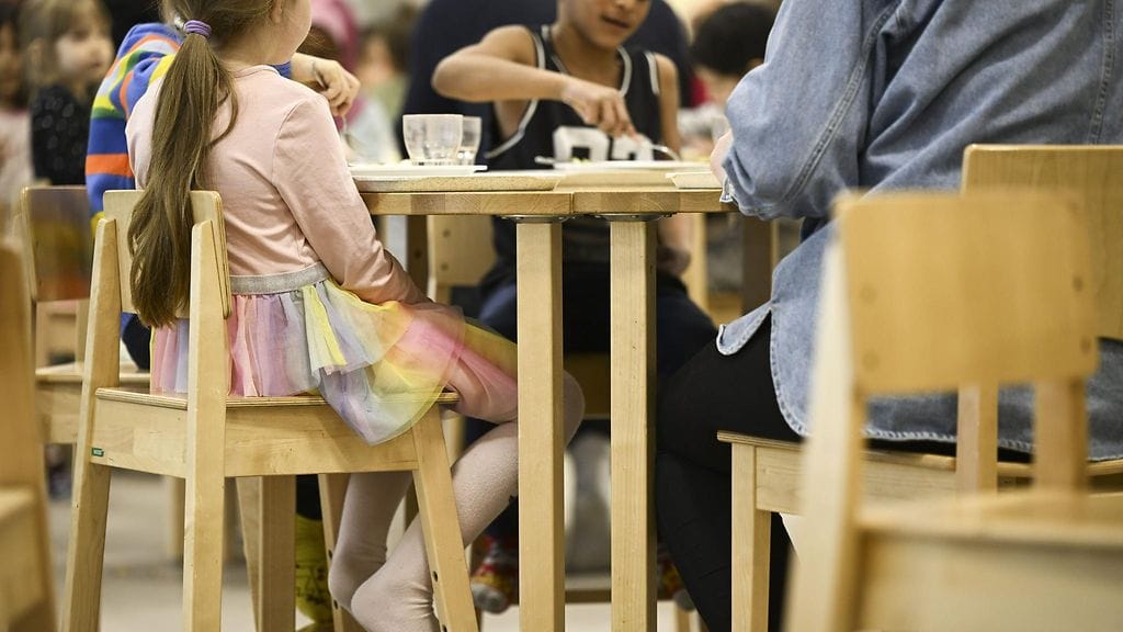 Hallitus haluaisi tehdä yhdenvertaisuuslakiin varhaiskasvatuksen yhdenvertaisuussuunnitelmiin liittyviä muutoksia. Esimerkiksi päiväkotien ei enää tarvitsisi tehdä yhdenvertaisuussuunnitelmia toimipaikoittain. Kuvituskuva.