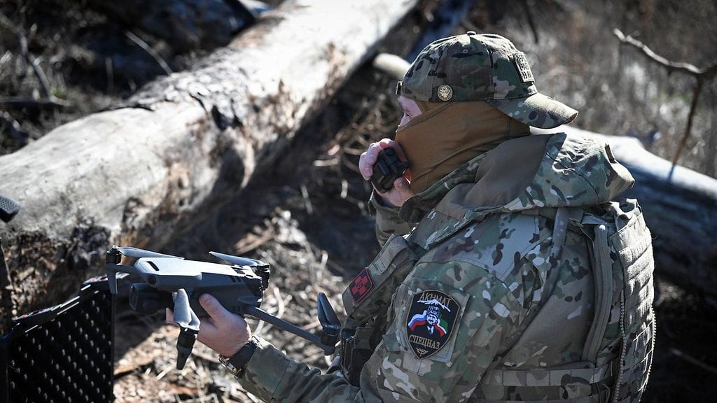 Venäjän sotilas ja drone lokakuussa 2023. Kuvituskuvan drone ei liity tapaukseen.