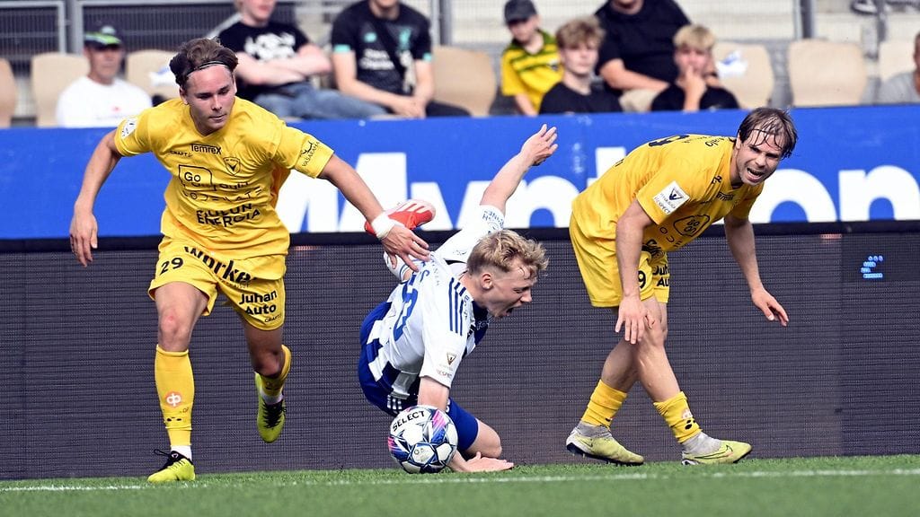 Oulun Erik Simon Bengtsson (vas) ja Aleksi Paananen rikkovat HJK:n Noah Pallasta. HJK voitti AC Oulun heinäkuun lopussa Töölössä maalein 3–0.