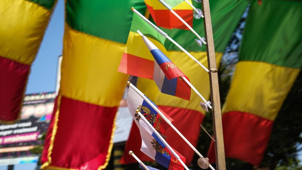 Venäjän ja Malin lippuja.