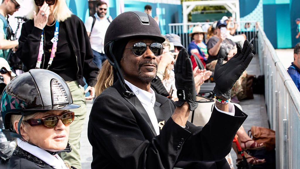 Snoop Dogg on panostanut kannatusasuihinsa erityisen ahkerasti Pariisin olympialaisten kisakatsomoissa. Kuvassa räppäri seuraamassa kouluratsastuksen joukkuekisaa yhdessä Martha Stewartin kanssa Versaillesin palatsin mailla lauantaina 3. elokuuta.